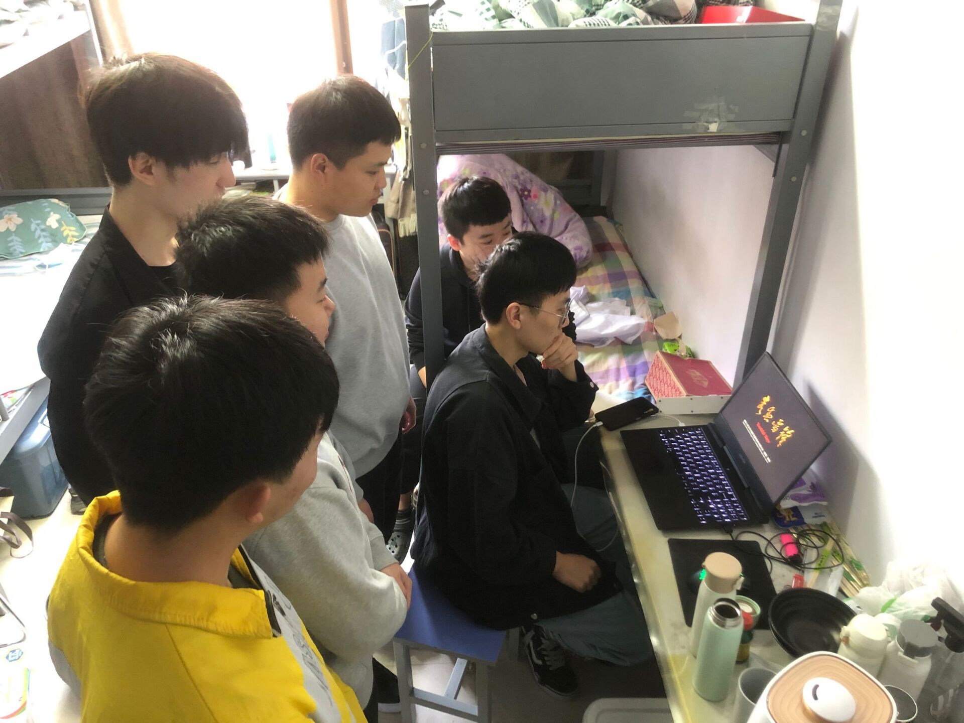 志愿者们以宿舍为单位观看电影《青春雷锋》