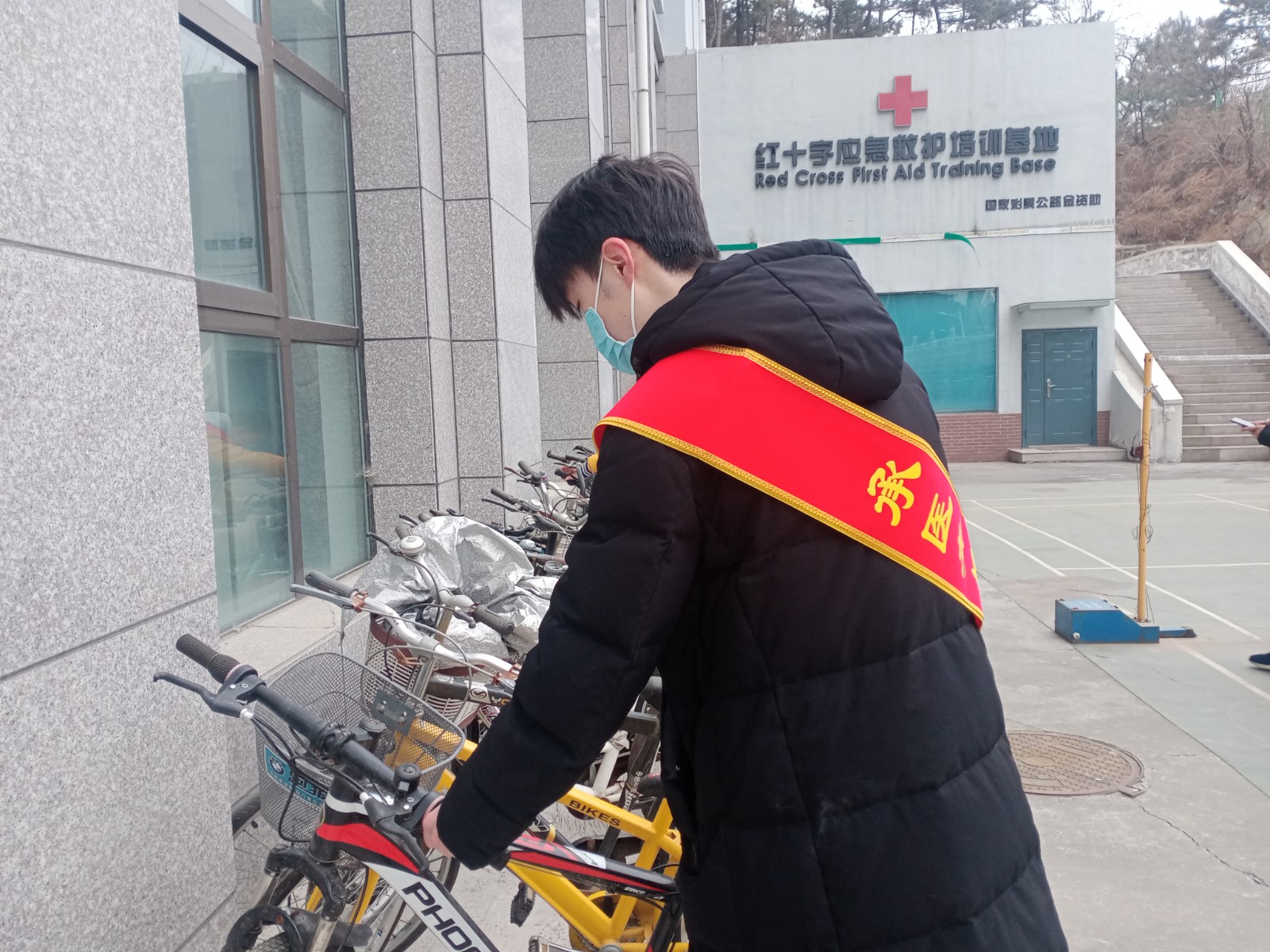 志愿者整理停车场自行车
